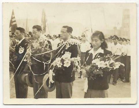 1948년 6월 제14회 런던 올림픽 출전선수 환송식에서 대표선수들과 나란히 꽃다발을 받은 박봉식(오른쪽). 농구원로 박정숙 네이버 블로그 mystoryhistory 제공