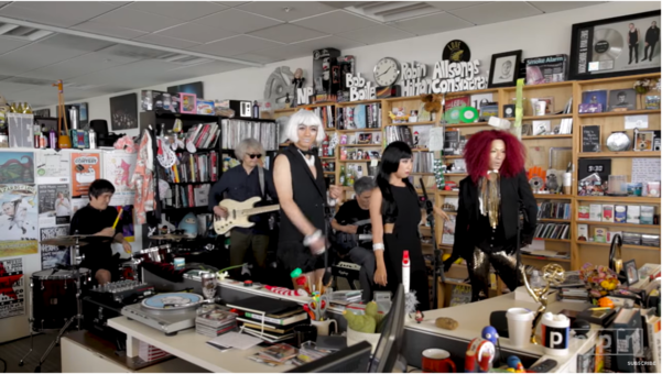 최첨단 음악 마니아들의 바이블로 통하는 미국 공영라디오 NPR의 ‘Tiny Desk Concert’에 출연했을 때의 섹시하고 아방가르드한 ‘씽씽밴드'. 가장 오른쪽 붉은 가발이 이희문.