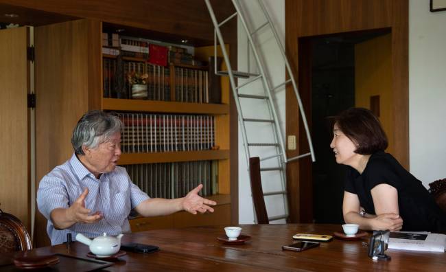 인터뷰하고 있는 이문열 작가. 6시간에 걸친 장시간의 만남이었지만 그는 질문 하나하나에 많은 정신적 에너지를 실어 성실하게 답했다. [박해윤 기자]