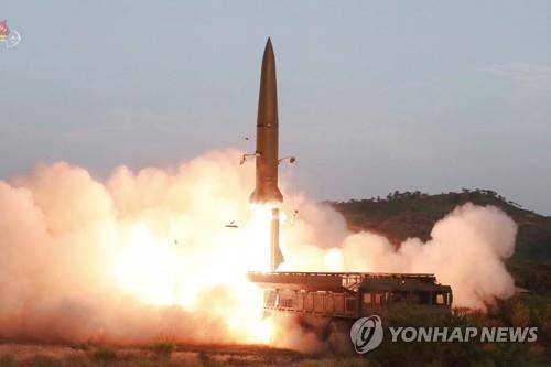 북한, 단거리 탄도미사일 발사 (서울=연합뉴스) 김정은 북한 국무위원장이 한미 군사연습과 남측의 신형군사장비 도입에 반발해 지난 25일 신형전술유도무기(단거리 탄도미사일)의 '위력시위사격'을 직접 조직, 지휘했다고 조선중앙TV가 26일 보도했다. 사진은 중앙TV가 공개한 것으로, 이동식 미사일발사차량(TEL)에서 발사되는 미사일의 모습. 2019.7.26 [국내에서만 사용가능. 재배포 금지. For Use Only in the Republic of Korea. No Redistribution]