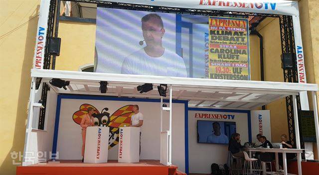 스웨덴 고틀란드섬에서는 정치연설뿐 아니라 다양한 행사가 동시다발적으로 열린다. 마약중독을 극복한 전직 유명 골키퍼가 경험담을 이야기하고 있다. 박지연 기자