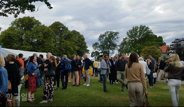 정당 기조연설이 끝나고 자리에 남아 춤을 추고 대화를 나누는 사람들. 박지연 기자