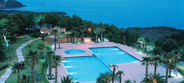 켄싱턴리조트 서귀포 야외수영장 전경.