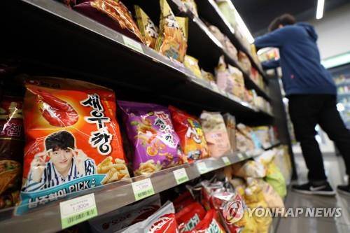 편의점에 진열된 새우깡 [연합뉴스 자료사진]