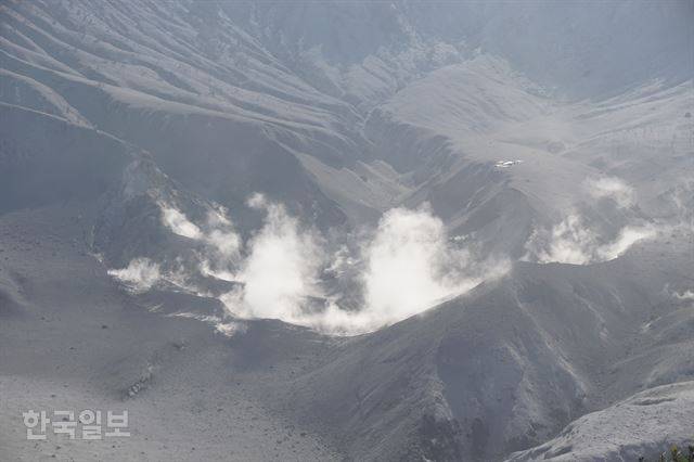 지난 26일 분출한 인도네시아 서부자바주의 탕쿠반 프라후 화산의 29일 모습. 연기가 모락모락 피어 오르고 있다. 름방=고찬유 특파원