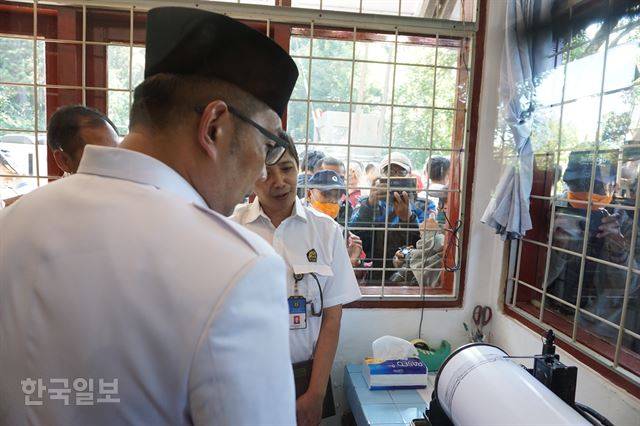 리드완 카밀 인도네시아 서부자바 주지시가 29일 나흘 전 분출한 탕쿠반 프라후 화산 아래 사무소에 들러 직원들의 설명을 들으며 지진계를 살펴보고 있다. 름방=고찬유 특파원