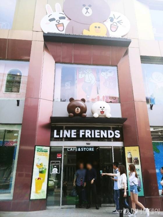 28일 이태원에 위치한 라인프렌즈 스토어 매장 입구 / 사진=김지영 기자