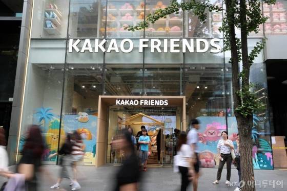 3일 오후 서울 마포구 홍대 카카오프렌즈매장에 관광객들은 비롯한 방문객들로 붐비고 있다. / 사진=임성균 기자 tjdrbs23@