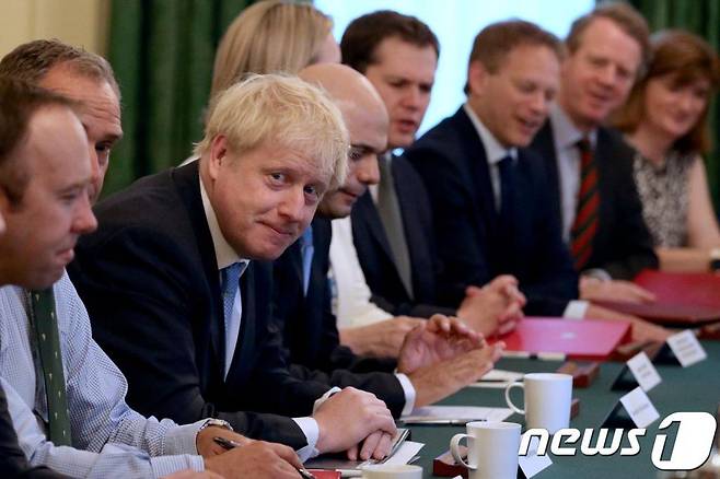 (런던 AFP=뉴스1) 우동명 기자 = 보리스 존슨 영국 신임 총리가 25일(현지시간) 런던 다우닝가 10번지 총리관저에서 첫 각료회의를 주재하고 있다.  © AFP=뉴스1  <저작권자 © 뉴스1코리아, 무단전재 및 재배포 금지>