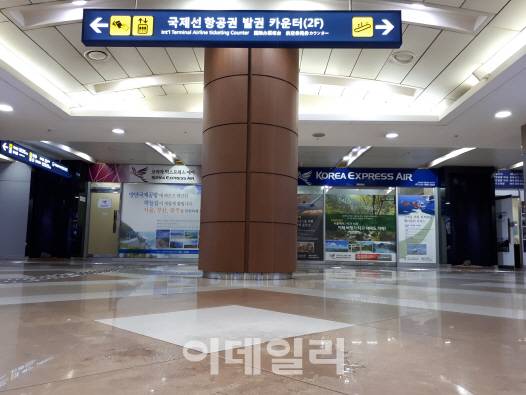 31일 오전 9시30분께 김포공항 지하 통로 천장에서 물이 새고 있다. (사진 = 이종일 기자)