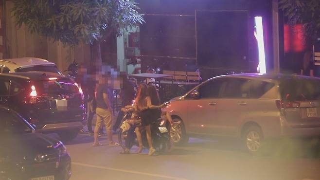 베트남 남성들이 대기하던 여성들을 수시로 오토바이에 태워 날랐다. 박닌/조소영 <한겨레티브이> 피디 azuri@hani.co.kr