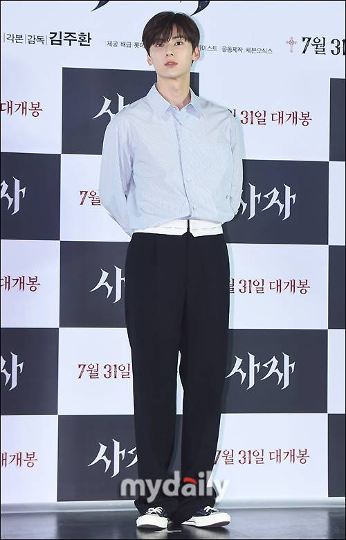 ▲ 황민현 '여심 저격 비주얼'