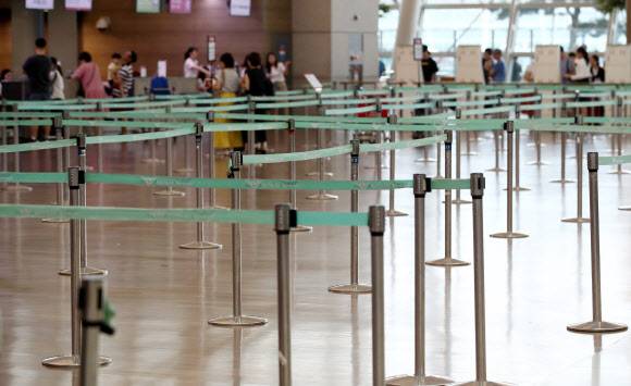 인천공항 일본행 탑승 수속 ‘썰렁’  - 28일 인천국제공항 제1터미널에서 국내 항공사의 일본행 항공기 탑승 수속이 시작됐지만 ‘일본 여행 자제, 일본 제품 불매운동’의 영향으로 접수처가 한산한 모습을 보이고 있다. 2019.7.28 연합뉴스