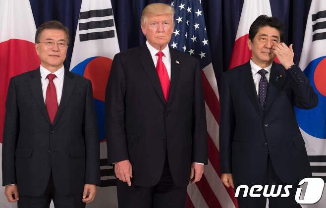 왼쪽부터 문재인 대통령, 도널드 트럼프 미국 대통령, 아베 신조 일본 총리 &lt;자료사진&gt; © AFP=뉴스1