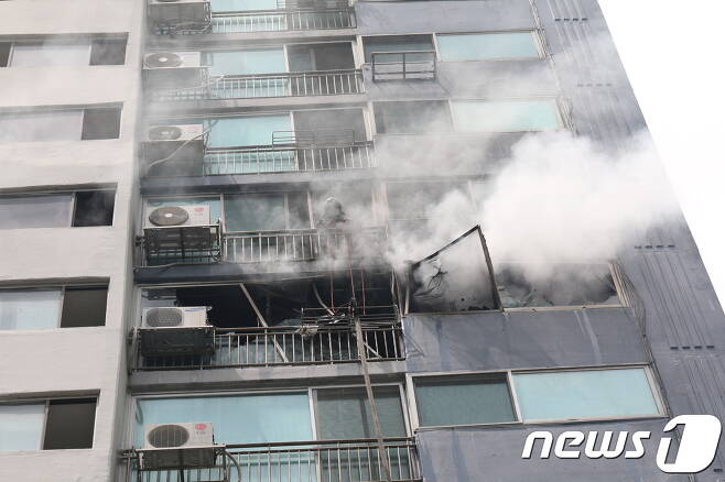 의정부시 호원동의 한 아파트에서 불이 나 주민 30명이 연기를 들이마셨다. (사진제공=의정부소방서) © 뉴스1