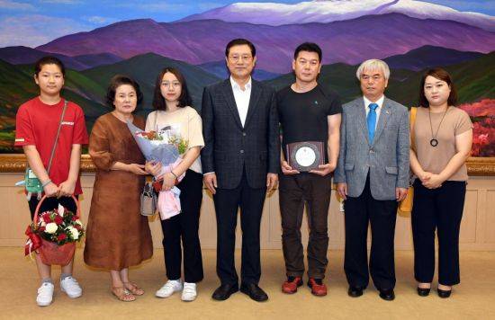 이용섭 광주광역시장이 1일 오전 시청 3층 대회의실에서 물에 빠진 사람을 구해 의로운 시민상에 선정된 김광식씨와 가족, 구조 받은 전남익씨와 기념촬영을 하고 있다. 사진 왼쪽 네번째부터 이용섭 광주광역시장, 김광식씨, 전남익씨. 사진=광주광역시 제공