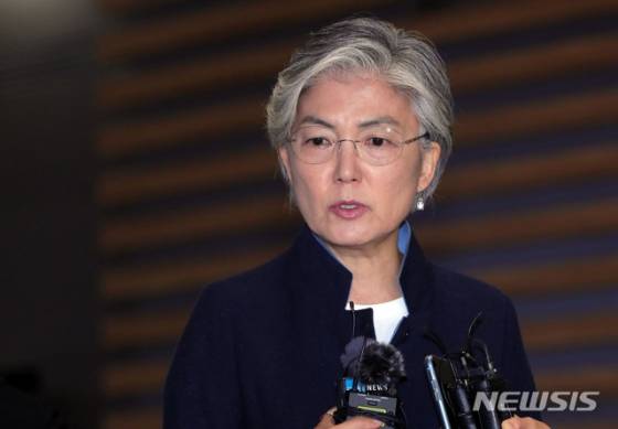 아세안(ASEAN·동남아국가연합) 관련 연쇄 외교장관회의에 참석하는 강경화 외교부 장관이 31일 오전 인천국제공항을 통해 태국 방콕으로 출국하며 취재진의 질문에 답하고 있다. 2019.07.31. /사진=뉴시스