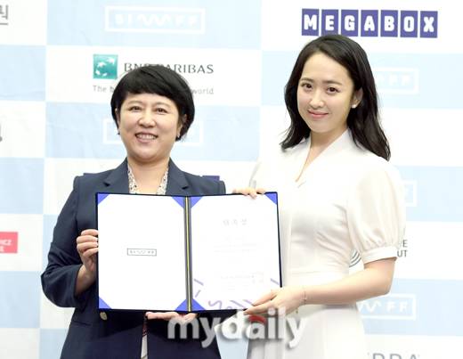 ▲ 김민정 '제 5대 페미니스타 됐어요'