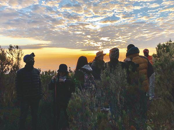 ⓒ시사IN 고재열 해발 3200m 높이에 있는 킬리만자로 분화구 위에서 맞이하는 일출(아래)은 장관이다.
