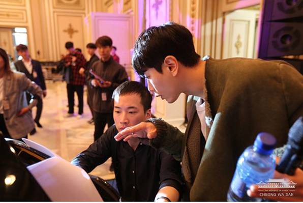 ▲ 2017년 11월 청와대 영빈관에서 열린 한미 정상회담 축하연에서 공연을 벌인 박효신(오른쪽)과 정재일. 출처|청와대 홈페이지