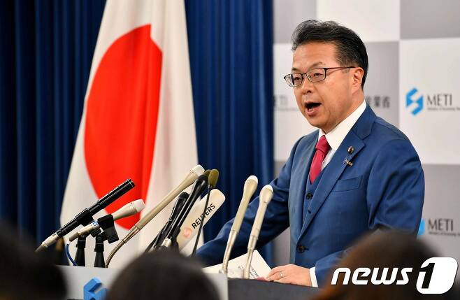 세코 히로시게 일본 경제산업상이 2일 일본 정부 각의(국무회의)에서 한국을 수출심사우대국(화이트리스트)에서 제외하기로 결정한 것과 관련 기자회견을 하고 있다. © AFP=뉴스1