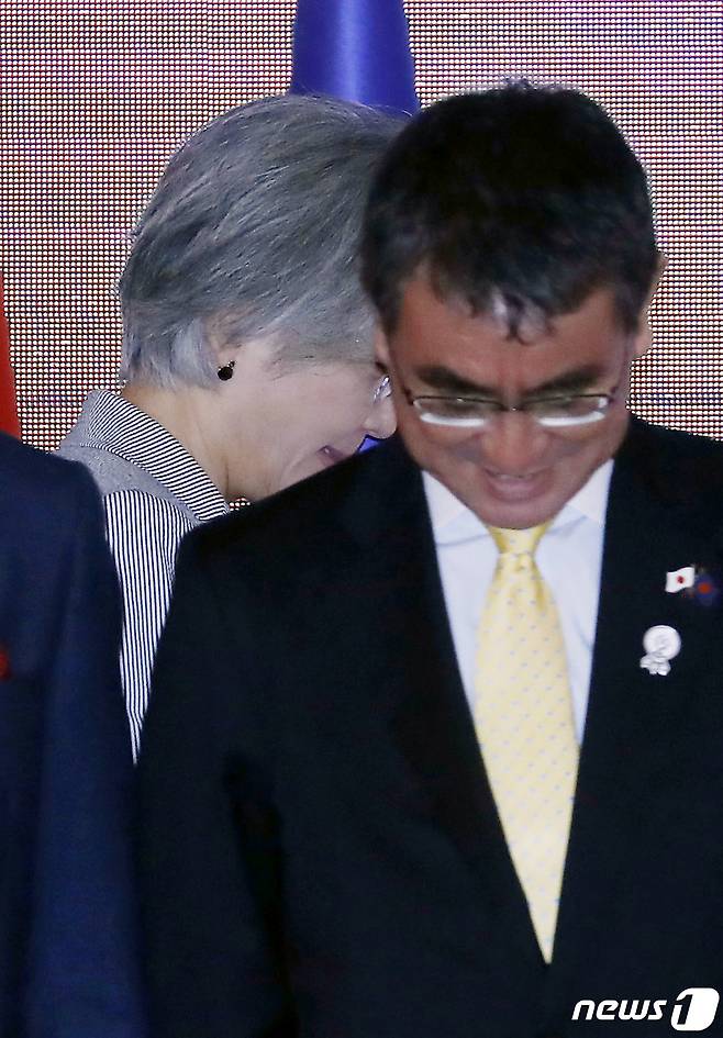 강경화 외교부 장관이 2일(현지시간) 태국 방콕 센타라 그랜드 호텔에서 열린 아세안+3 외교장관회의에서 기념촬영을 하기 위해 고노 다로 일본 외무상 뒤로 걸어가고 있다. 2019.8.2/뉴스1 © News1 이광호 기자