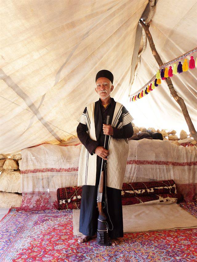 사진을 찍어도 되냐고 묻자 멋쟁이 백발 할아버지는 사냥총까지 꺼내 와 카리스마 넘치는 포즈를 취했다.