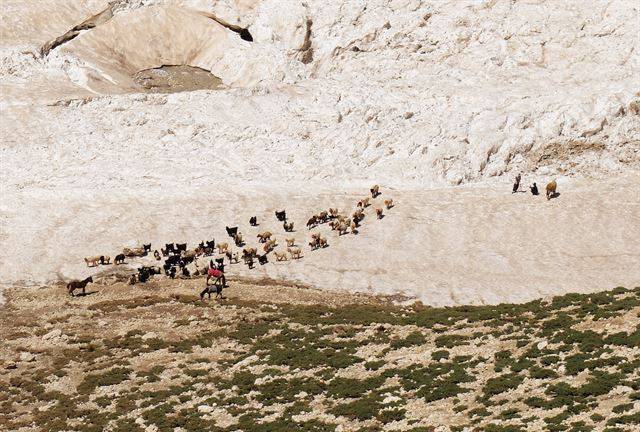 미니어처처럼 보이는 바흐티아리 유목민의 세상.