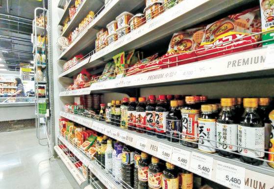 썰렁한 일본 식품 매장. [연합뉴스]