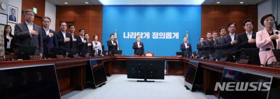 【서울=뉴시스】전신 기자 = 문재인 대통령이 2일 청와대 여민관에서 열린 긴급 국무회의에서 모두발언을 마친 후 잠시 생각에 잠겨 있다. 2019.08.02.   photo1006@newsis.com