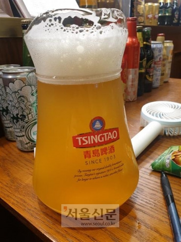 칭다오맥주박물관에서 맛볼 수 있는 100% 효모가 살아 있는 맥주. 유통기한은 단 24시간이다.