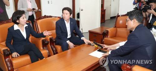 운영위 논의 위해 만난 이인영-나경원-오신환 (서울=연합뉴스) 김주형 기자 = 여야 교섭단체 원내대표들이 1일 오전 국회에서 운영위원회 소집 날짜 관련 등을 협의하기 위해 회동하고 있다.       왼쪽부터 자유한국당 나경원, 더불어민주당 이인영, 바른미래당 오신환 원내대표. 2019.8.1 kjhpress@yna.co.kr