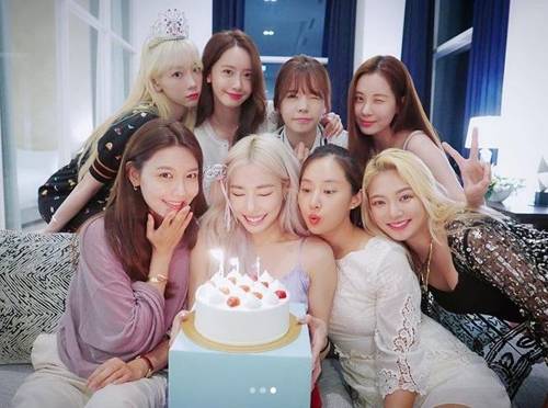 티파니의 생일에 완전체로 뭉친 소녀시대 [티파니 영 인스타그램 캡처]