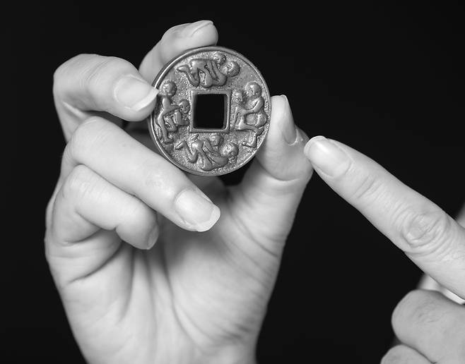 조선 시대 별전(경제적 기능이 없는 다른 용도의 엽전 )인 춘화전이다 . 양반가 자녀의 성교육용, 혹은 부적으로 사용됐다고 한다. 성을 그렇게 쉬쉬했던 조선 시대에도 성교육의 필요성을 알았던 것이라고 배 대표가 설명했다.