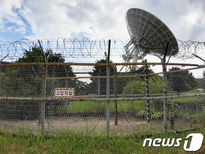 충북 보은군 마로면 적암리 kt sat 보은위성센터가 수년째 흉물로 방치되고 있다. 이 위성센터는 1985년 3월 개국했으나 해저 광케이블이 발달하면서 기능과 활용도가 떨어지고, 수익 창출이 되지 않자 2013년 10월 중계업무를 중단하고 문을 닫았다.2019.08.02. © News1 김기준 기자