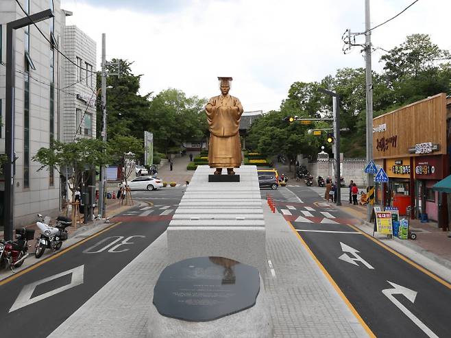 ëŒ€êµ¬ ì¤‘êµ¬ ë‹¬ì„±ê³µì› ì•žì— ì„¤ì¹˜ëœ ìˆœì¢… ë™ìƒ. ì‹œë¯¼ì‚¬íšŒë¥¼ ì¤‘ì‹¬ìœ¼ë¡œ ì´ë¥¼ ì² ê±°í•´ì•¼ í•œë‹¤ëŠ” ì£¼ìž¥ì´ í™•ì‚°ë˜ê³  ìžˆë‹¤. ëŒ€êµ¬ ì¤‘êµ¬ ì œê³µ