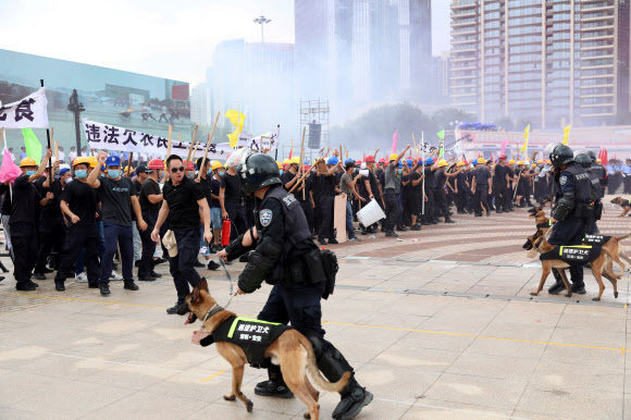 전투경찰과 경찰견 등이 동원된 가운데 홍콩 송환법 반대 시위를 연상케 하는 대규모 폭동을 가정한 진압 훈련이 6일 중국 광둥성 선전에서 진행되고 있다.선전 로이터 연합뉴스