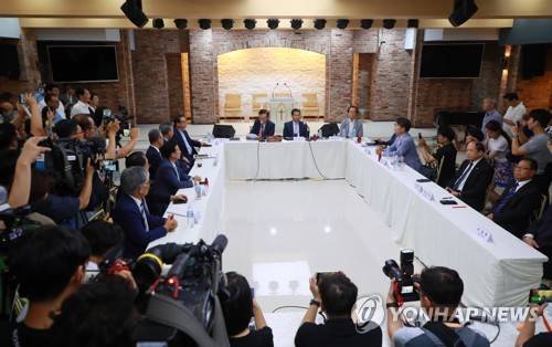 명성교회 부자세습 무효 판결 (서울=연합뉴스) 홍해인 기자 = 6일 새벽 서울 종로구 한국교회 100주년 기념관에서 명성교회 설립자 김삼환 목사의 아들 김하나 위임목사 청빙 결의 무효소송 재심 재판 판결 결과가 발표되고 있다.      명성교회가 속한 대한예수교장로회(예장) 통합 총회 재판국은 이날 명성교회 담임목사직 세습이 교단 헙법상 세습금지 조항을 위반해 무효라 판결했다. 2019.8.6 hihong@yna.co.kr