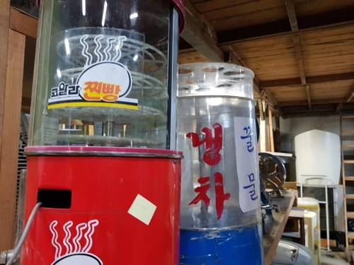 '그시절' 소품들 (남양주=연합뉴스) 최재훈 기자 = 경기도 남양주종합촬영소 이전으로 한국영화의 역사가 담긴 40만점의 소품들이 갈 곳을 잃고 폐기 위기에 놓였다. 사진은 시대극에 쓰이는 소품들의 모습. 2019.8.6      jhch793@yna.co.kr