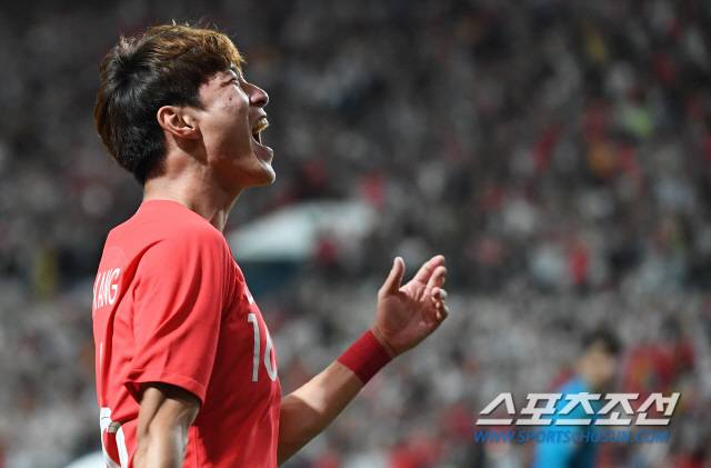 11일 오후 벤투 감독이 이끄는 축구대표팀이 서울월드컵경기장에서 이란과 평가전을 벌였다. 후반 황의조가 선취골을 기록했다. 동료들과 함께 환호하고 있는 황의조. 서울월드컵경기장=송정헌 기자 songs@sportschosun.com/2019.06.11/