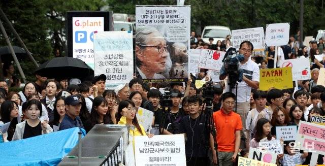 부슬부슬 비가 오는 가운데도 수많은 인파가 수요시위에 참석하고 있다.