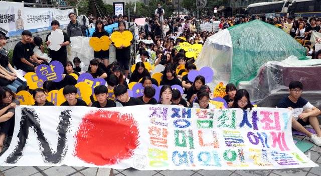 한 참여단체가 손바닥 도장으로 직접 만든 현수막을 들고 수요시위에 참석하고 있다.