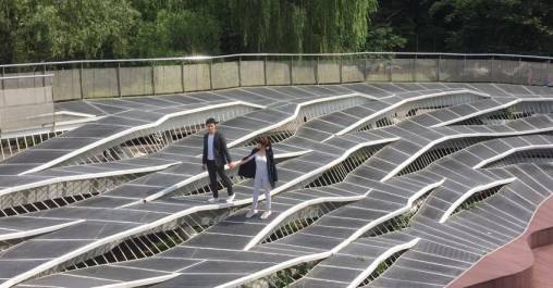 태국 유명 스타커플이 안양예술공원을 방문 안양공공예술프로젝트 출품작인 ‘선으로 된 나무위의 집’에서 웨딩화보 촬영을 하고 있다. 안양시 제공