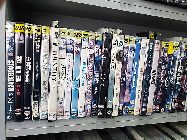 폐기, 반납된 비디오테이프 대신 자리잡은 DVD. 세월의 흔적을 그대로 맞은 탓인지 표지 색이 모두 바랬다. (사진=스냅타임)