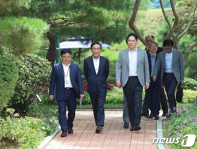 이재용 삼성전자 부회장이 지난 6일 충남 아산의 삼성전자 온양캠퍼스를 방문해 현장경영에 나섰다. 사진 왼쪽부터 백홍주 TSP총괄 부사장, 김기남 DS부문 대표이사 부회장, 이재용 부회장, 진교영 메모리사업부장 사장, 정은승 파운드리사업부장 사장, 강인엽 시스템LSI사업부장 사장.(삼성전자 제공)2019.8.6/뉴스1 © News1 박동해 기자
