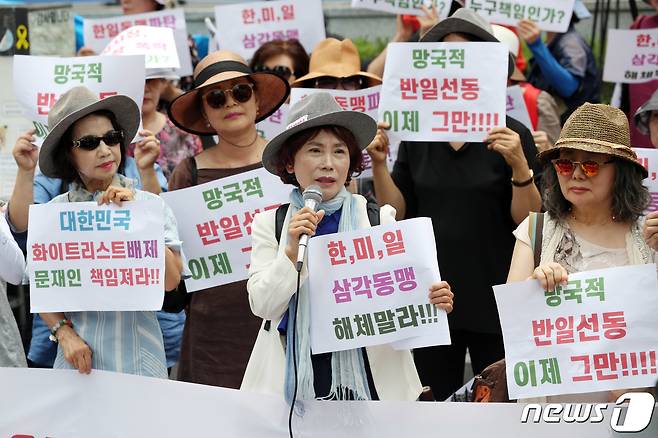 주옥순 엄마부대 대표가 8일 서울 종로구 옛 일본대사관 앞에서 기자회견을 갖고 문재인 정권의 일본정부에 대한 사과를 촉구하고 있다. 주옥순 대표는 "아베 수상님 사죄드립니다＂라는 발언을해 논란을 빚고 있다. 2019.8.8/뉴스1 © News1 박세연 기자