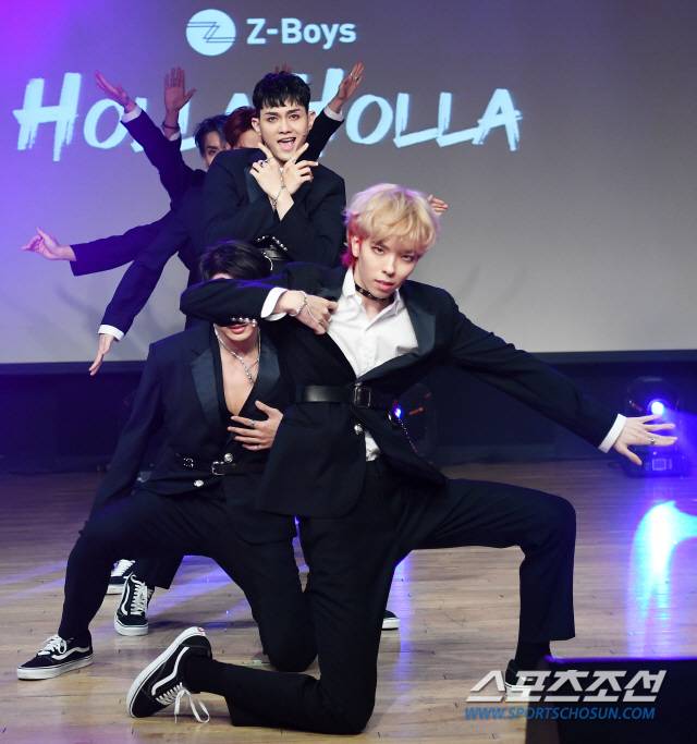 Z-POP Dream Project(지팝 드림 프로젝트) 쇼케이스가 8일 오후 서울 강남구 청담동 일지아트홀에서 열렸다. Z-POP Dream Project(지팝 드림 프로젝트)는 Z세대라 불리는 1995년 이후 출생자를 대상으로, 아시아의 스타를 발굴해 K-POP(케이팝)을 넘어서는 새로운 장르 Z-POP(지팝)을 탄생시키겠다는 포부에서 기획된 프로젝트다. Z-Boys(지보이즈)가 멋진 무대를 선보이고 있다. 청담동=박재만 기자 pjm@sportschosun.com/2019.08.08/