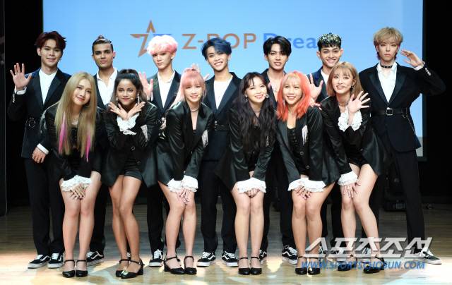 Z-POP Dream Project(지팝 드림 프로젝트) 쇼케이스가 8일 오후 서울 강남구 청담동 일지아트홀에서 열렸다. Z-POP Dream Project(지팝 드림 프로젝트)는 Z세대라 불리는 1995년 이후 출생자를 대상으로, 아시아의 스타를 발굴해 K-POP(케이팝)을 넘어서는 새로운 장르 Z-POP(지팝)을 탄생시키겠다는 포부에서 기획된 프로젝트다. Z-Boys(지보이즈), Z-Girls(지걸즈)가 포토타임을 갖고 있다. 청담동=박재만 기자 pjm@sportschosun.com/2019.08.08/