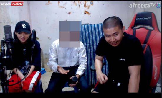 BJ철구(우)와 그의 아내 BJ외질혜가 2017년 8월 17일 자신의 방송에서 도박중독치료사와 함께 이야기를 나누고 있다. 철구 유튜브 캡쳐