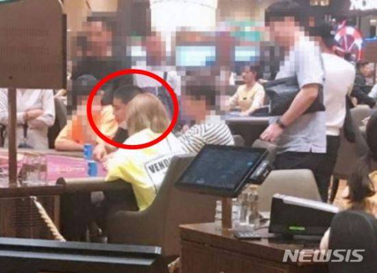 8일 온라인 커뮤니티에 BJ철구로 추정되는 인물이 해외에서 도박을 했다는 의혹을 제기한 사진이 올라왔다. 뉴시스